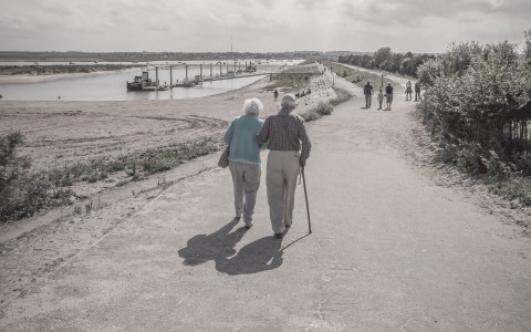 Senior bezpieczny na drodze
